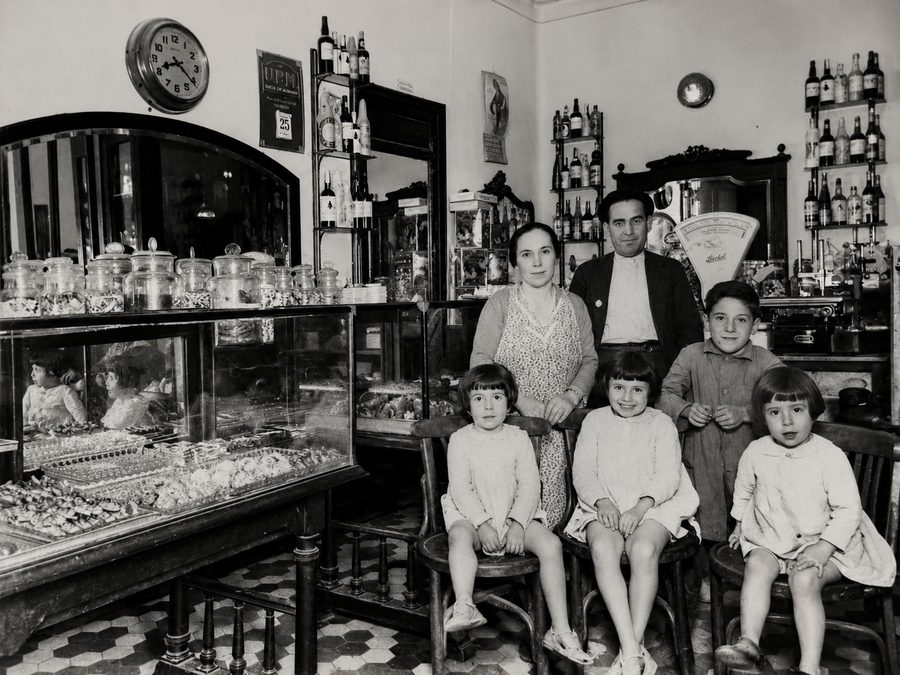 Familia González Crespo en la pastelería, años treinta