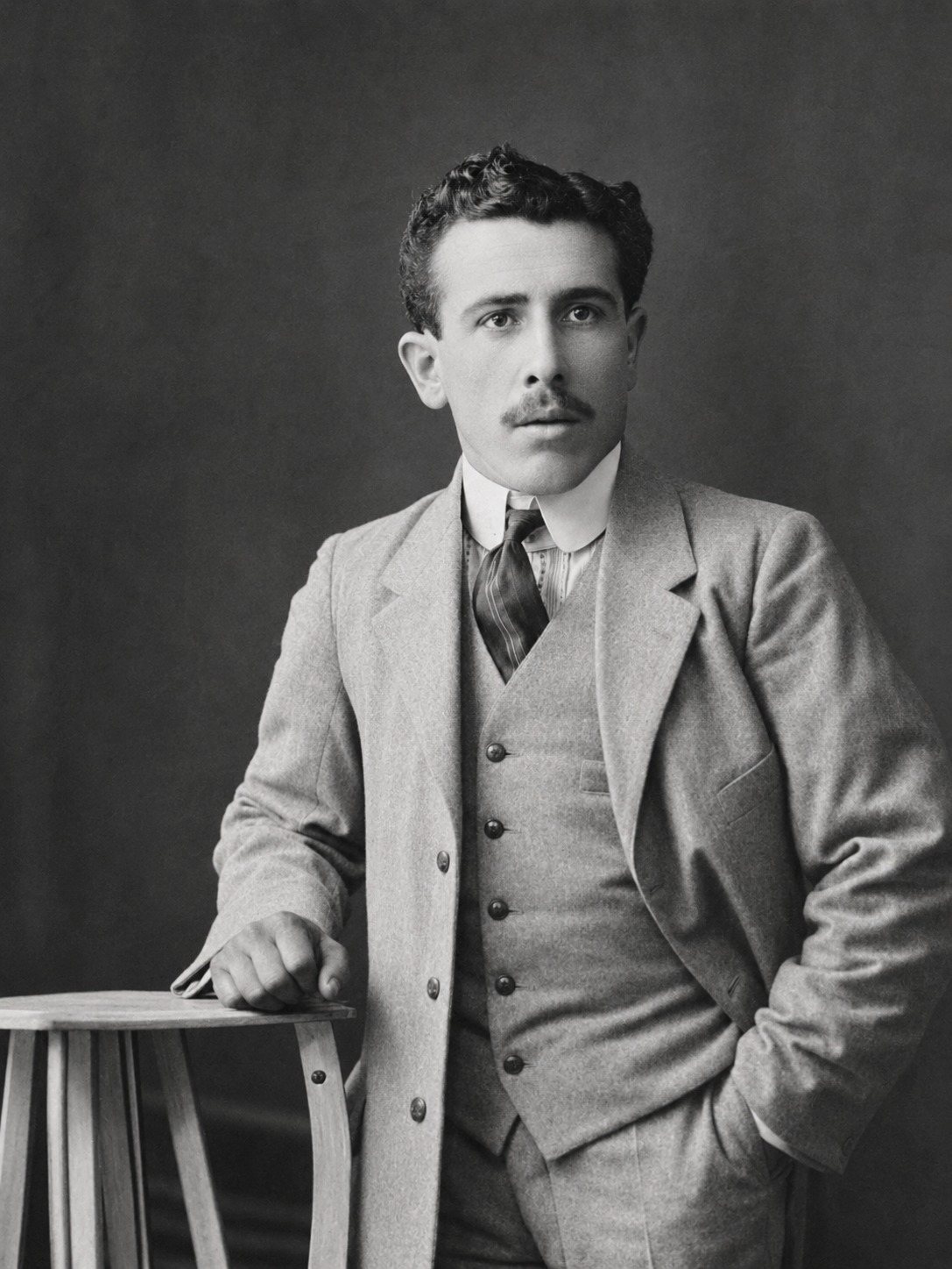 Retrato de juventud de Pedro González