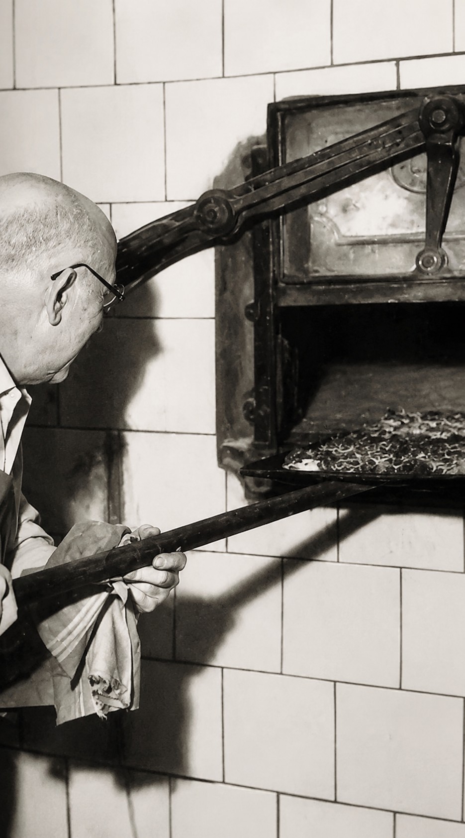 Don Pedro sacando una tarta del horno en el obrador de La China