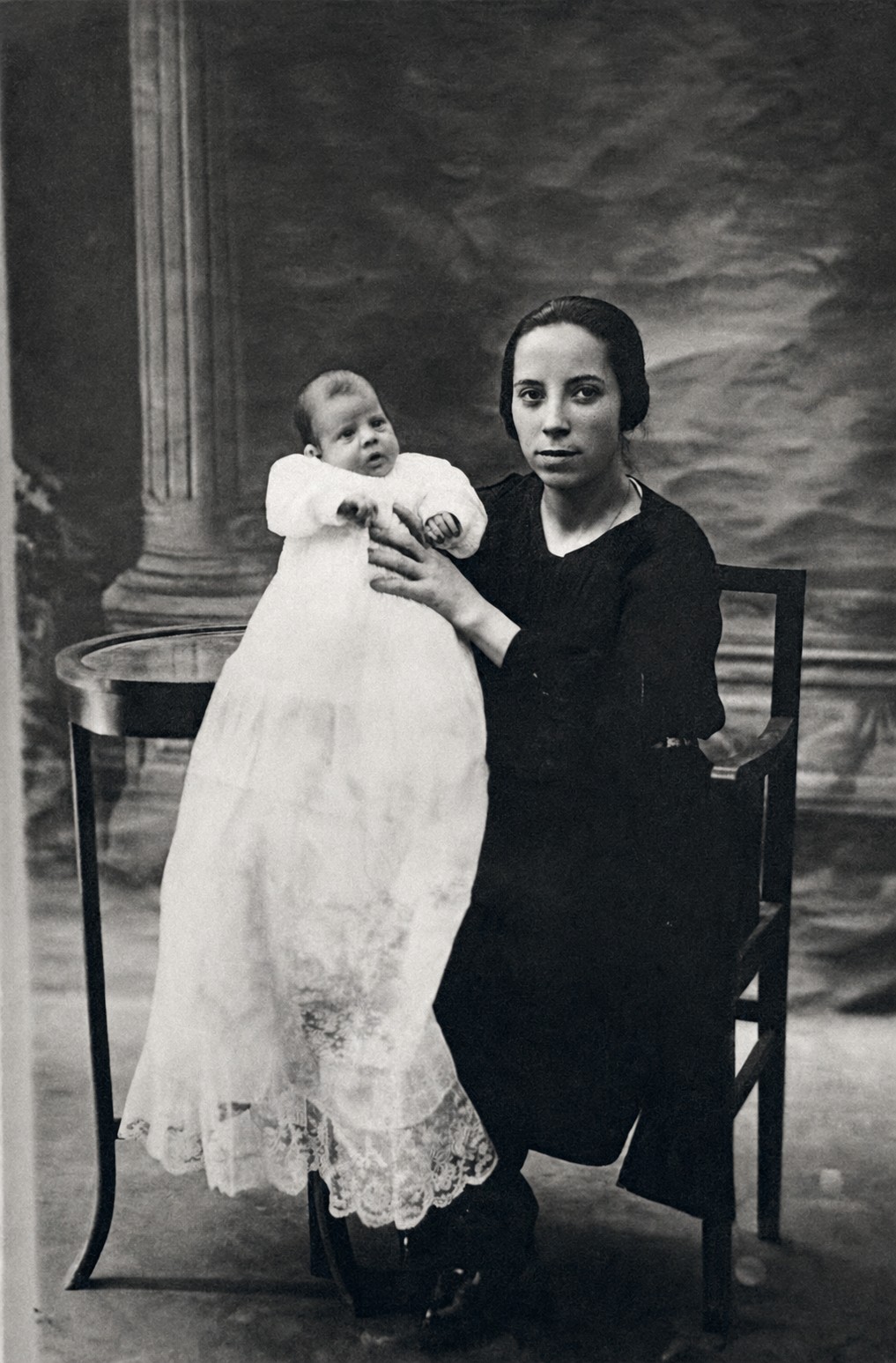 Paca con su hijo Francisco en brazos, hacia 1923