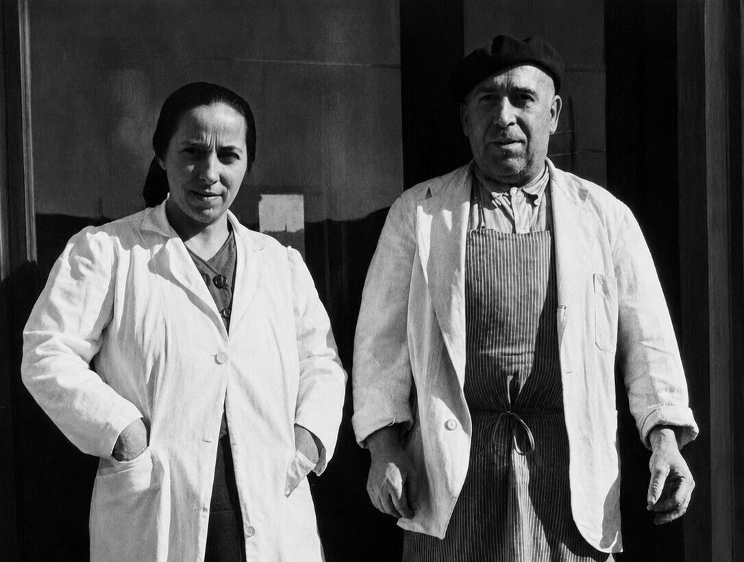 Pedro y Paca con delantal, a la entrada del local