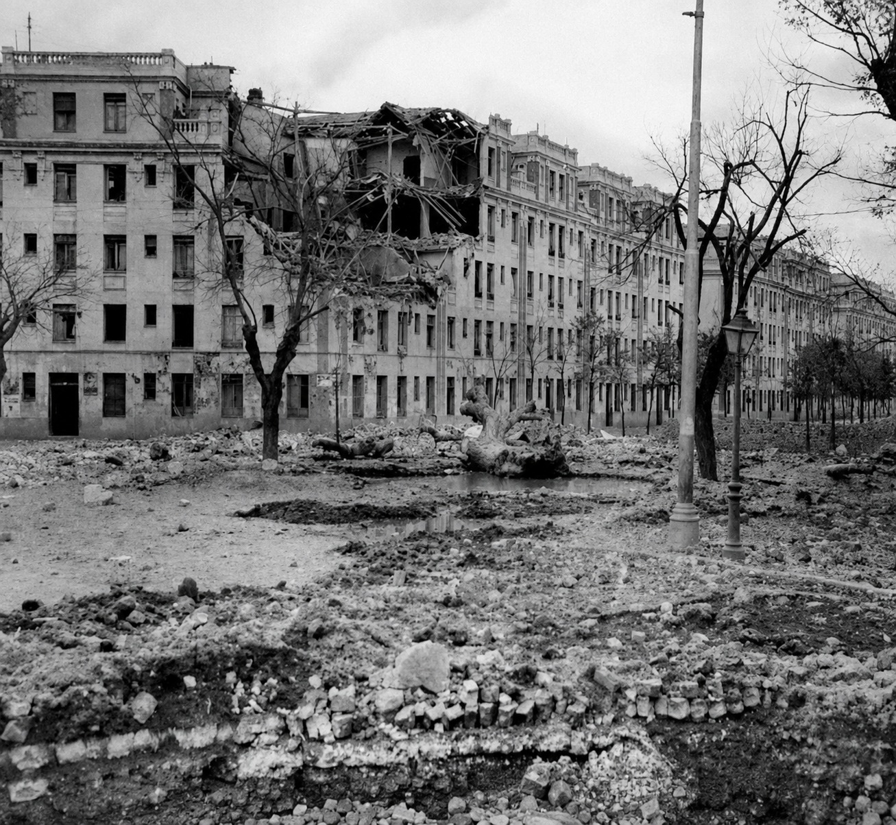 Edificio bombardeado en la calle Beata María Ana de Jesús, Madrid, hacia los años treinta