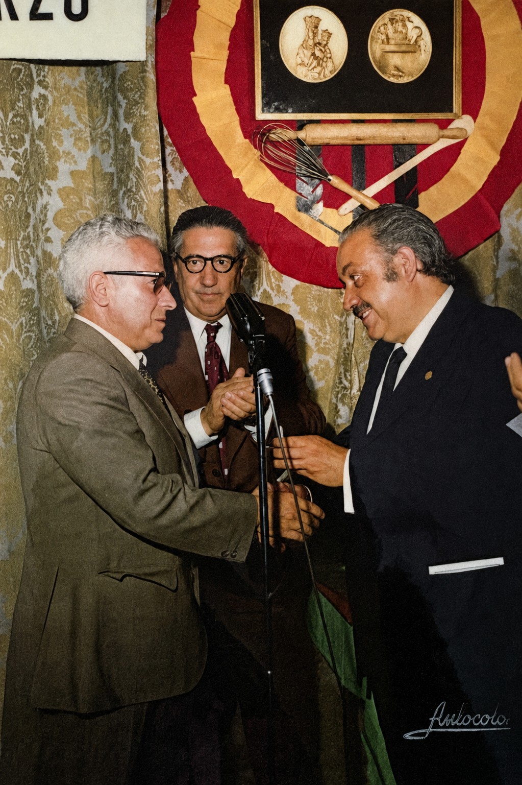 Francisco González recogiendo la Medalla de Oro de Repostería en nombre de su padre, don Pedro