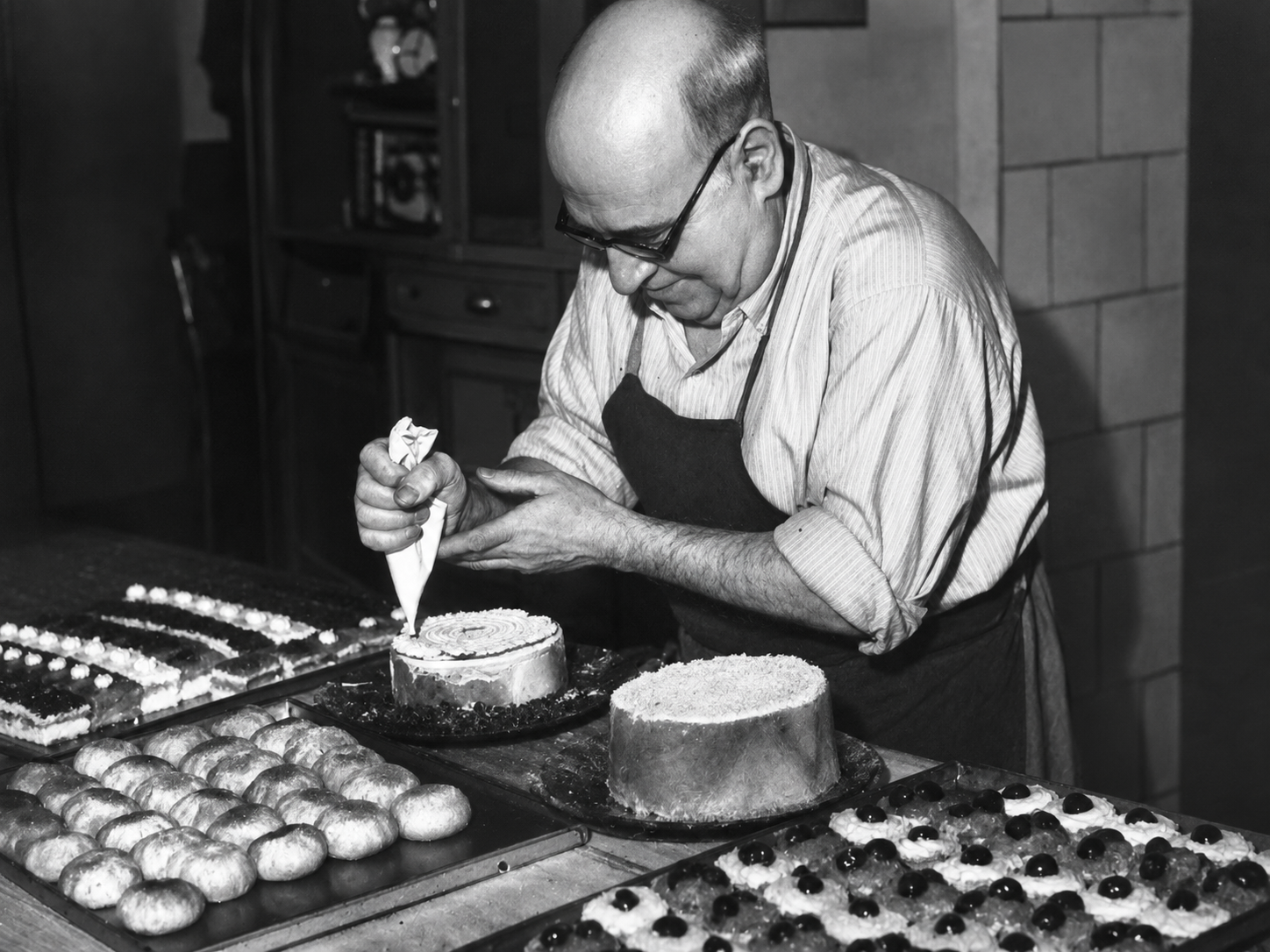 Pedro González Gómez decorando una tarta en el obrador de La China