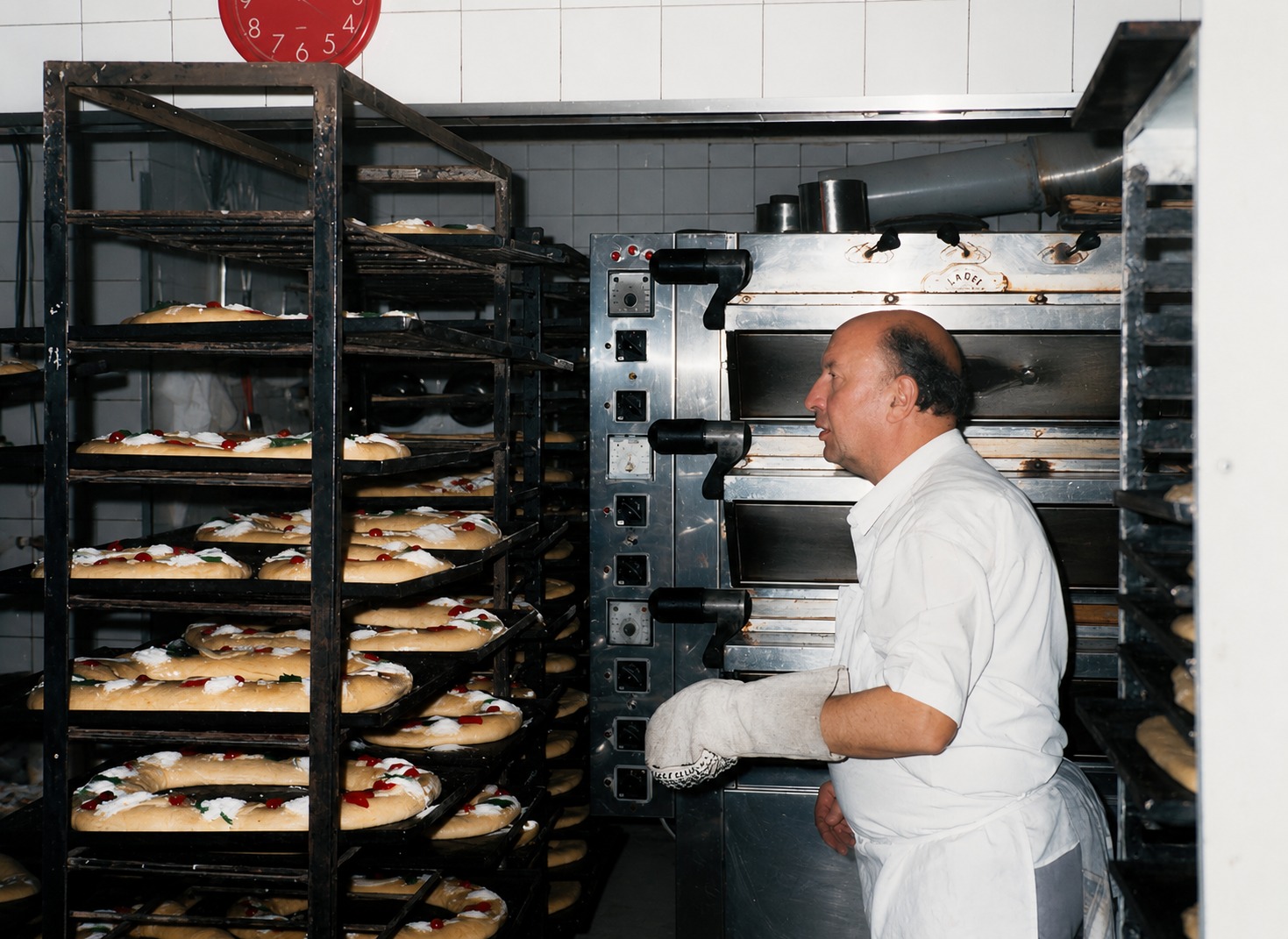 Luis sacando los roscones del horno en Noche de Reyes
